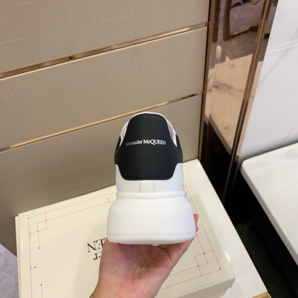 RÉPLICA ALEXANDER  MCQUEEN BLANCAS Y NEGRAS LOGO - Imagen 4
