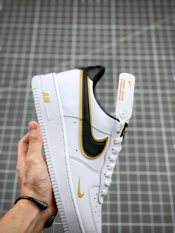 RÉPLICA AIR FORCE 1 LOW '07 LV8 DOUBLE SWOOSH 'WHITE METALLIC GOLD' - Imagen 2