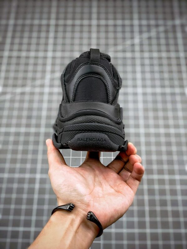 RÉPLICA BALENCIAGA TRIPLE S TODO NEGRAS - Imagen 3