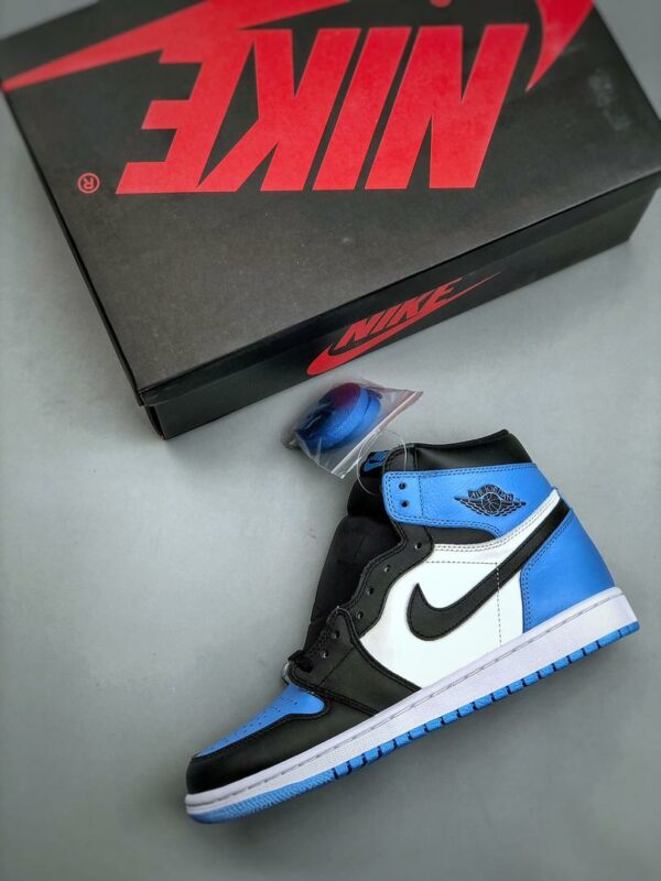 RÉPLICA JORDAN 1 RETRO HIGH OG 'UNC TOE' - Imagen 8