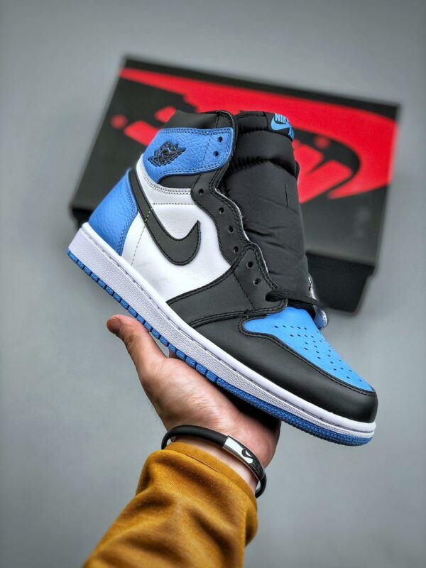 RÉPLICA JORDAN 1 RETRO HIGH OG 'UNC TOE' - Imagen 10