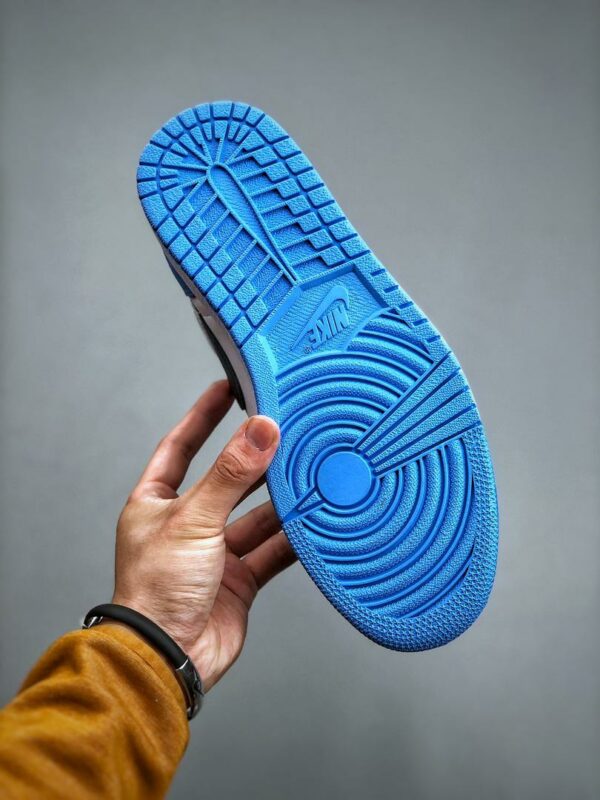 RÉPLICA JORDAN 1 RETRO HIGH OG 'UNC TOE' - Imagen 3
