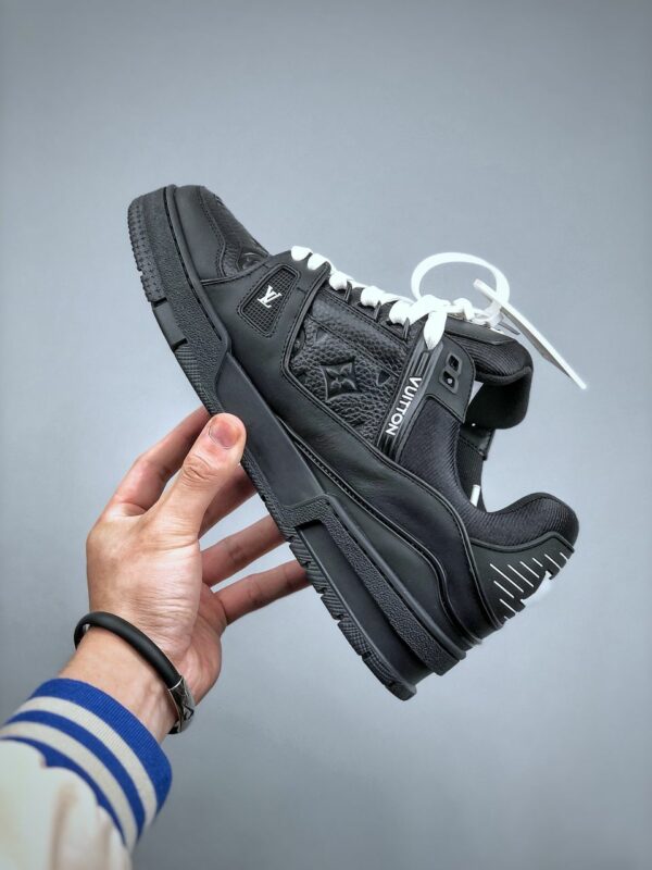 RÉPLICA LOUIS VUITTON TRAINER EMBOSSED MONOGRAM 'NEGRAS' - Imagen 8
