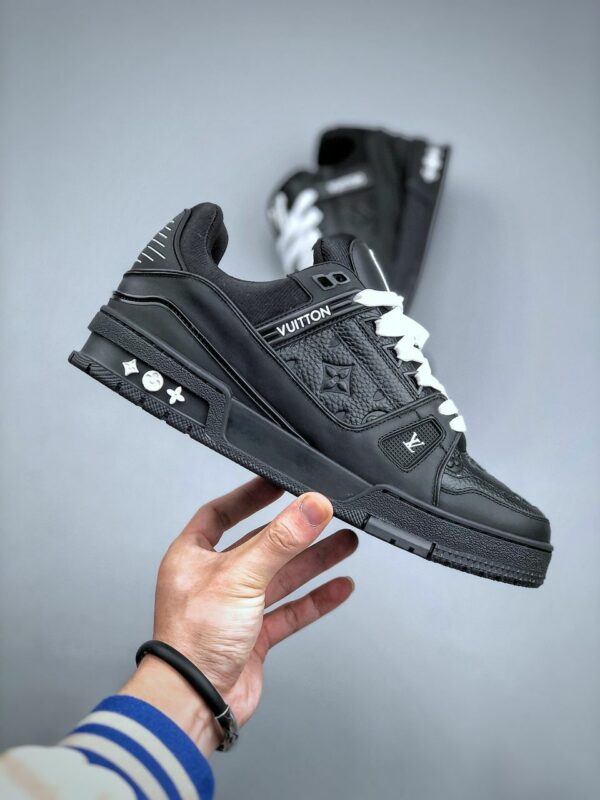 RÉPLICA LOUIS VUITTON TRAINER EMBOSSED MONOGRAM 'NEGRAS' - Imagen 7