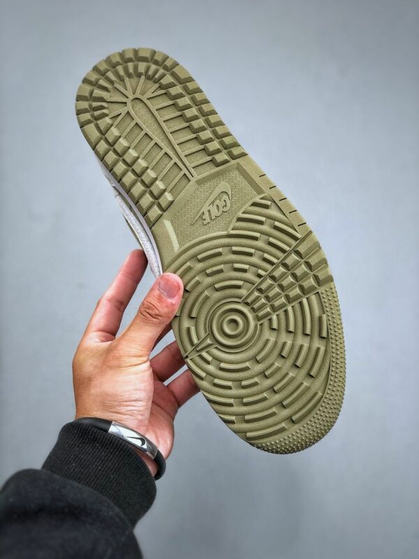 RÉPLICA JORDAN 1 RETRO LOW GOLF TRAVIS SCOTT 'NEUTRAL OLIVE' - Imagen 3