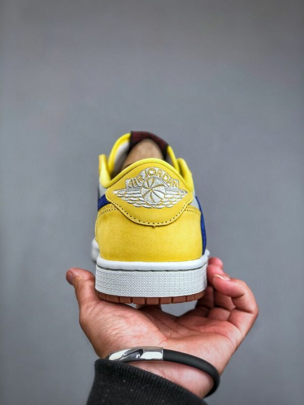 RÉPLICA TRAVIS SCOTT X JORDAN RETRO 1 LOW 'CANARY' - Imagen 4