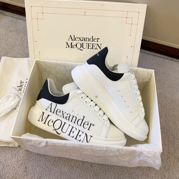 RÉPLICA ALEXANDER  MCQUEEN BLANCAS Y NEGRAS LOGO - Imagen 7